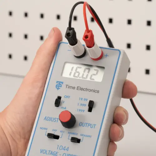 1044 Voltage and Current Calibrator